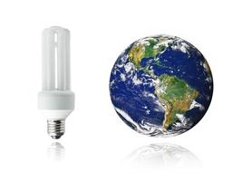 lampadina bianca a risparmio energetico e pianeta terra foto