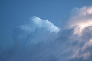 fulmini nel tempesta nuvole foto