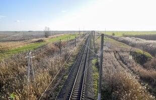 tracciare ferrovia. superiore Visualizza su il rotaie. alta tensione energia Linee per elettrico treni foto