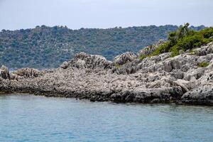 costiero scogliere di calcare. il costa di mediterraneo mare nel tacchino. foto