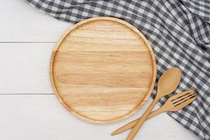 vuoto il giro di legno piatto con cucchiaio e forchetta su bianca di legno tavolo. superiore Visualizza Immagine. foto