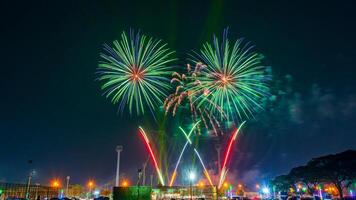 fuochi d'artificio nel il buio cielo nel il Università foto