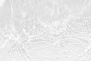 acqua superficie. acqua blu onde su il superficie increspature sfocato. defocus sfocato trasparente blu colorato chiaro calma acqua superficie struttura con spruzzo e bolle. acqua onde con splendente modello. foto