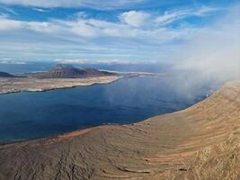 mirador del rio, quello di lanzarote iconico punto di vista, offerte un' mozzafiato panorama di il atlantico e vicino isole. foto