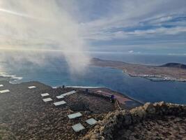 mirador del rio, quello di lanzarote iconico punto di vista, offerte un' mozzafiato panorama di il atlantico e vicino isole. foto