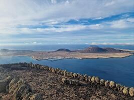 mirador del rio, quello di lanzarote iconico punto di vista, offerte un' mozzafiato panorama di il atlantico e vicino isole. foto