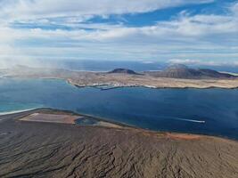 mirador del rio, quello di lanzarote iconico punto di vista, offerte un' mozzafiato panorama di il atlantico e vicino isole. foto