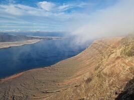 mirador del rio, quello di lanzarote iconico punto di vista, offerte un' mozzafiato panorama di il atlantico e vicino isole. foto