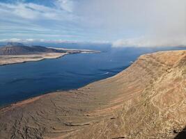 mirador del rio, quello di lanzarote iconico punto di vista, offerte un' mozzafiato panorama di il atlantico e vicino isole. foto