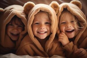 ai generato contento bambini indossare orso cappuccio con orsacchiotto orso, sorridente bambini su confortevole letto. foto