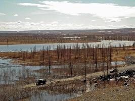 un' sporco strada nel il tundra nel il estate. il strada a partire dal il macerie foto