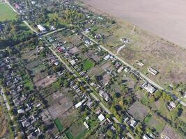 superiore Visualizza di il villaggio. uno può vedere il tetti di il case e giardini. strada nel il villaggio. villaggio a volo d'uccello Visualizza foto