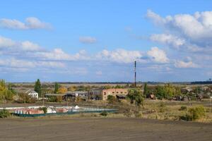 un' Visualizza a partire dal sopra di un' piccolo russo villaggio. rurale paesaggio. campo e villaggio. un' semiabbandonato villaggio. foto