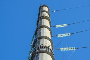 supporti alta tensione energia Linee contro il blu cielo foto