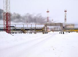 il industriale servizio, struttura di il olio azienda. giacimento petrolifero attrezzatura. industriale olio e gas infrastruttura. foto