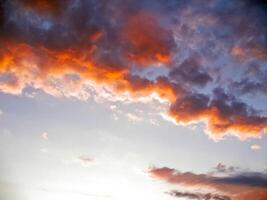 paesaggio di il tramonto. bellissimo cielo. il colori di tramonto. foto