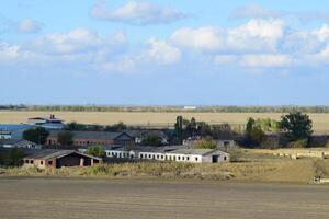 un' Visualizza a partire dal sopra di un' piccolo russo villaggio. rurale paesaggio. campo e villaggio. un' semiabbandonato villaggio. foto