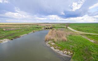 ponti attraverso irrigazione canali. riso campo irrigazione sistema foto