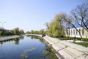 fiume nel il villaggio. calcestruzzo lastre foderato sul fiume nel il città foto