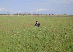 un' uomo nel un' giacca su un' campo di tulipani. radura con tulipani foto