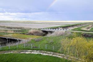 ponti attraverso irrigazione canali. riso campo irrigazione sistema foto