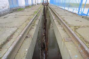 fessura serratura acqua pompaggio stazione. serratura bulloni. idraulico costruzione. foto