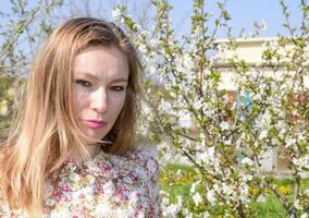 un' ragazza nel un' vestito nel un' fioritura giardino. primavera fioritura di natura foto