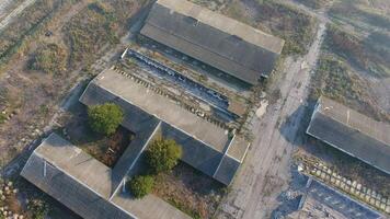 il edificio di un vecchio azienda agricola per bestiame. superiore Visualizza di il azienda agricola. Conservazione di balle di fieno su il vecchio azienda agricola foto