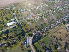 superiore Visualizza di il villaggio. uno può vedere il tetti di il case e giardini. strada nel il villaggio. villaggio a volo d'uccello Visualizza foto