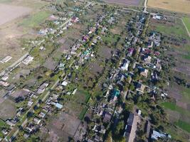 superiore Visualizza di il villaggio. uno può vedere il tetti di il case e giardini. strada nel il villaggio. villaggio a volo d'uccello Visualizza foto