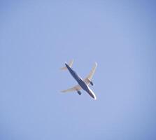 passeggeri aereo nel il cielo a Basso altitudine mosche per il aeroporto per terra. foto