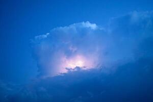 fulmini nel tempesta nuvole. risuona di un' tuono e il scintillante fulmini nel nuvole foto