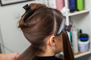 professionale parrucchiere taglio capelli di giovane donna nel bellezza salone foto