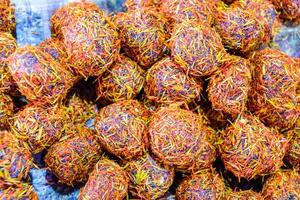 marmellata palle, cosparso con secco frutti di bosco e dolce segatura. foto