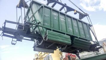 il precipitazione di grano a partire dal il auto in il hold di il petroliera. grano Riempimento di il carico scomparto di il nave. foto