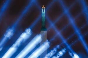 illuminato la libertà monumento nel riga festeggiare della lettonia indipendenza giorno foto