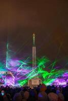 celebrazione di della lettonia indipendenza giorno a il la libertà monumento nel riga. foto