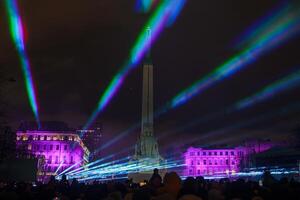 celebrazione a la libertà monumento nel riga, Lettonia con colorato luci foto