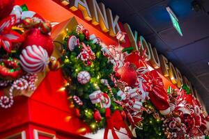 Natale decorazioni Schermo con un' grato cartello nel Londra, UK. foto