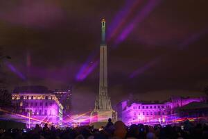 celebrare indipendenza giorno a il iconico la libertà monumento nel riga, Lettonia. foto