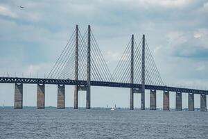 oresund ponte collegamento copenhagen e malmo su un nuvoloso giorno foto