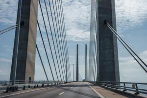 oresund ponte, moderno meraviglia, chiaro blu cielo, supportato da cavi design foto