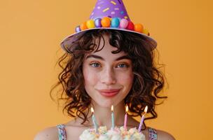 ai generato donna nel compleanno cappello Tenere compleanno torta. foto