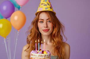 ai generato donna nel compleanno cappello Tenere compleanno torta. foto