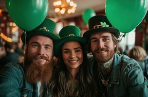 ai generato persone vestito nel st patricks giorno cappelli e verde palloncini foto