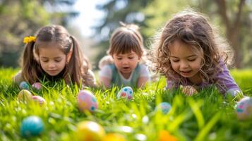 ai generato allegro bambini siamo guardare per colorato Pasqua uova nel il luminosa verde erba su un' soleggiato giorno foto