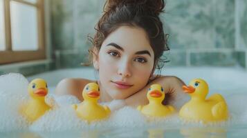 ai generato un' bellissimo donna bugie nel un' vasca da bagno pieno di schiuma. tre gomma da cancellare giallo anatre nuotare con sua foto