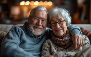 ai generato nonni seduta su divano godendo il bene occasione foto