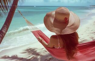 ai generato donna rilassante a spiaggia nel grande cappello da sole su amaca foto