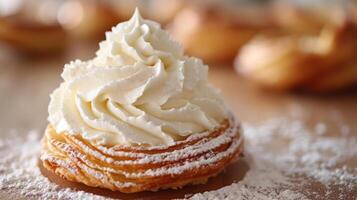 ai generato pulito e sottostimato foto evocando un' senso di beatitudine con un' frustato ricoperto di crema Pasticcino